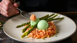 Tartare de saumon et glace aux asperges vertes : la recette fraîche qui surprend dès la première bouchée